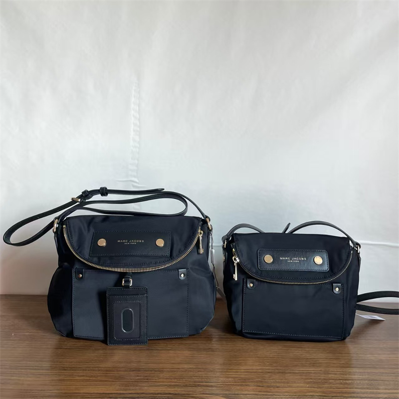 New Mj Solid Color Large Capacity Waterproof Nylon Crossbody Shoulder Bag for Men and Women with Leather Lock