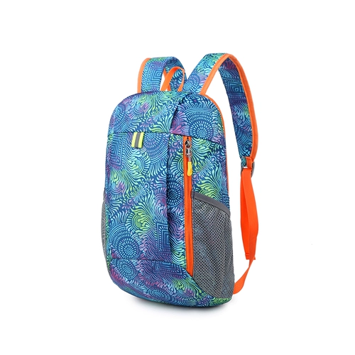 Баома манает ребенка, чтобы взять легкую прогулку для отдыха.