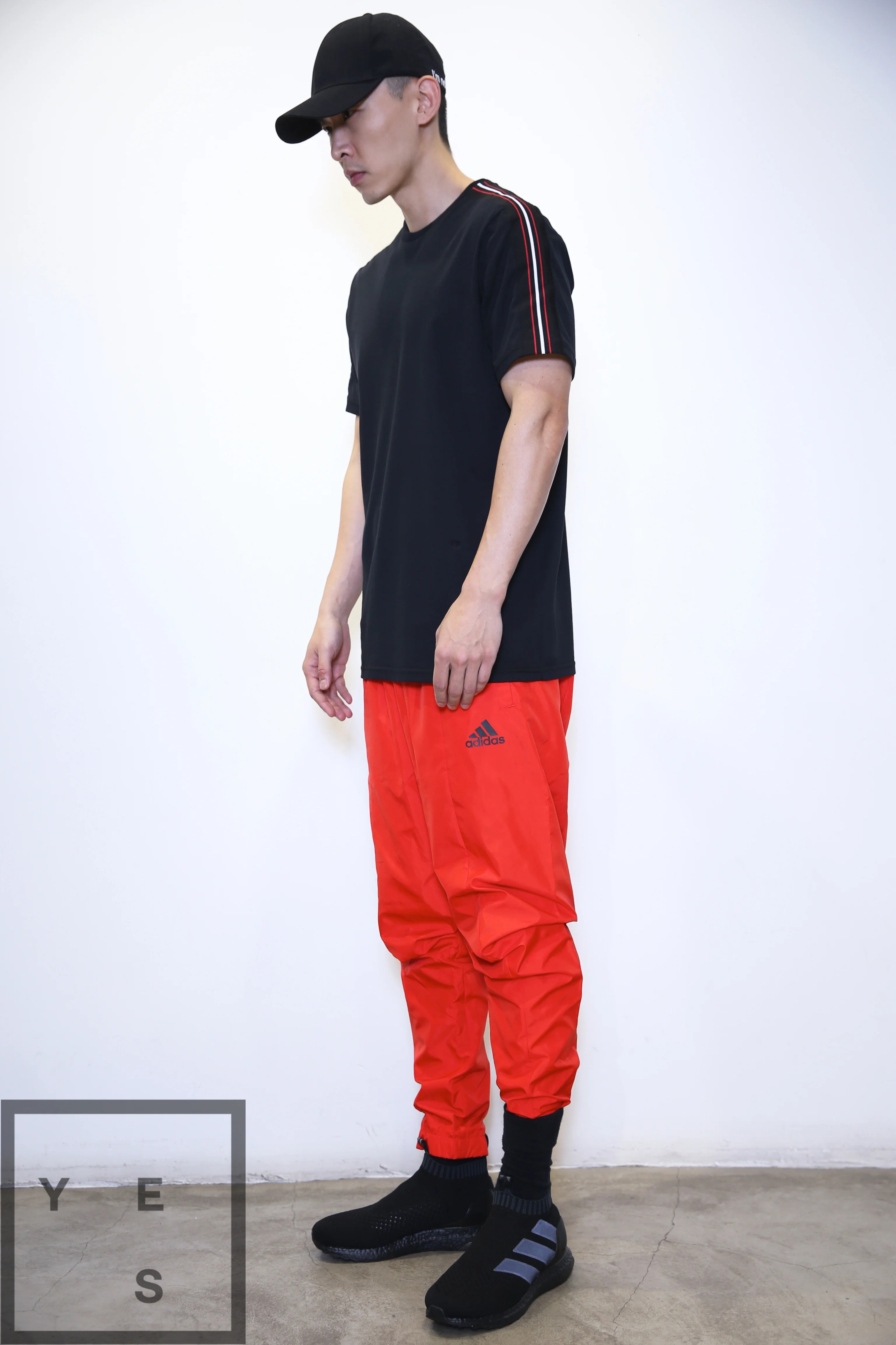 Красные ретро спортивные брюки Adidas (Physicals)