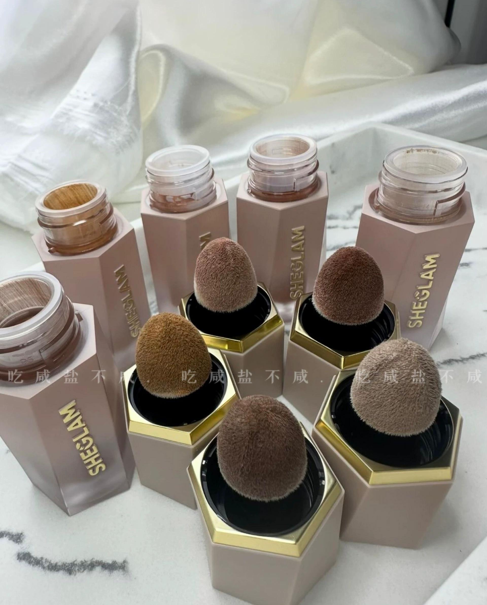 Жидкий контур (SHEGLAM) Soft Tan — водостойкий матовый серо‑корректирующий оттенок с аппликатором