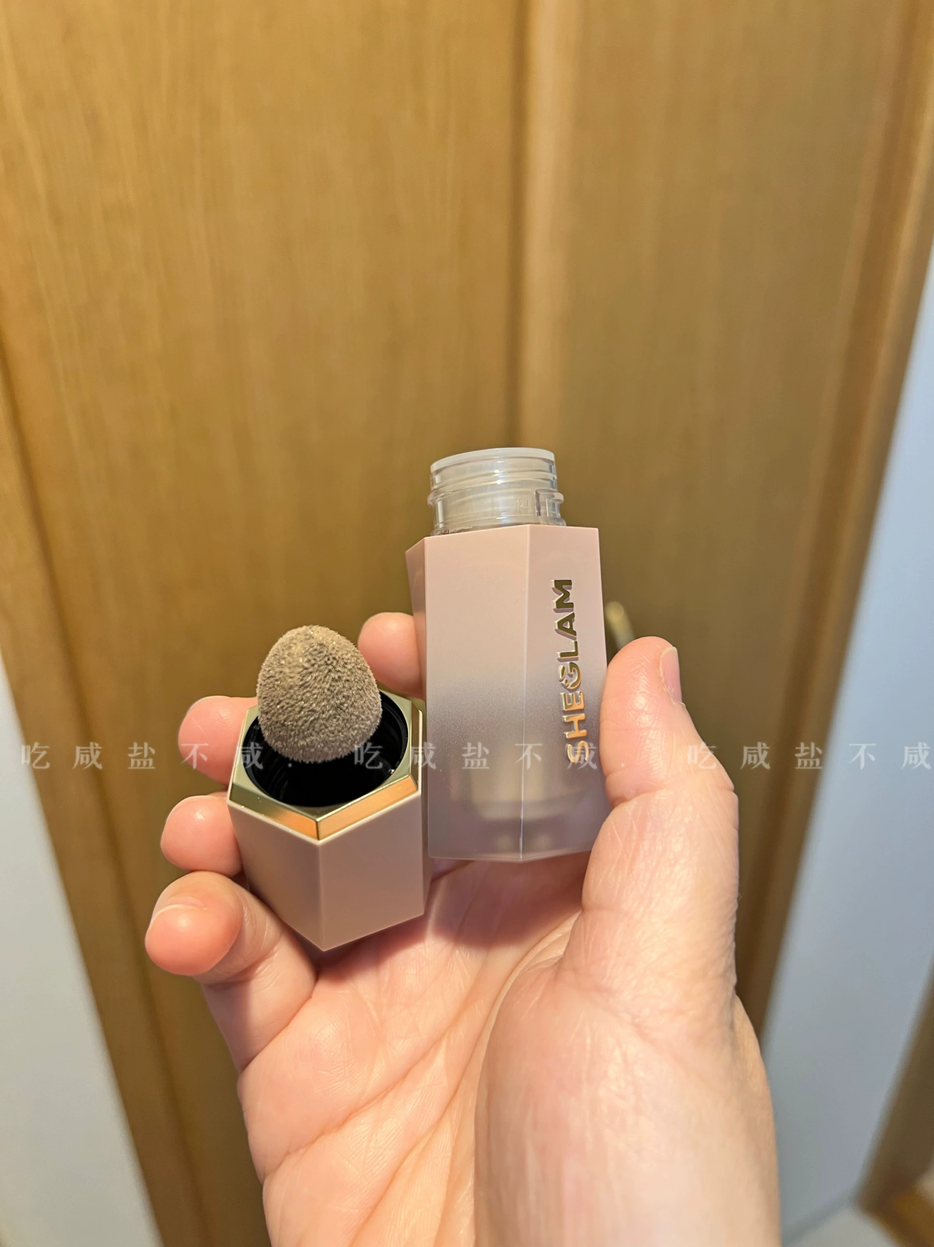 Жидкий контур (SHEGLAM) Soft Tan — водостойкий матовый серо‑корректирующий оттенок с аппликатором