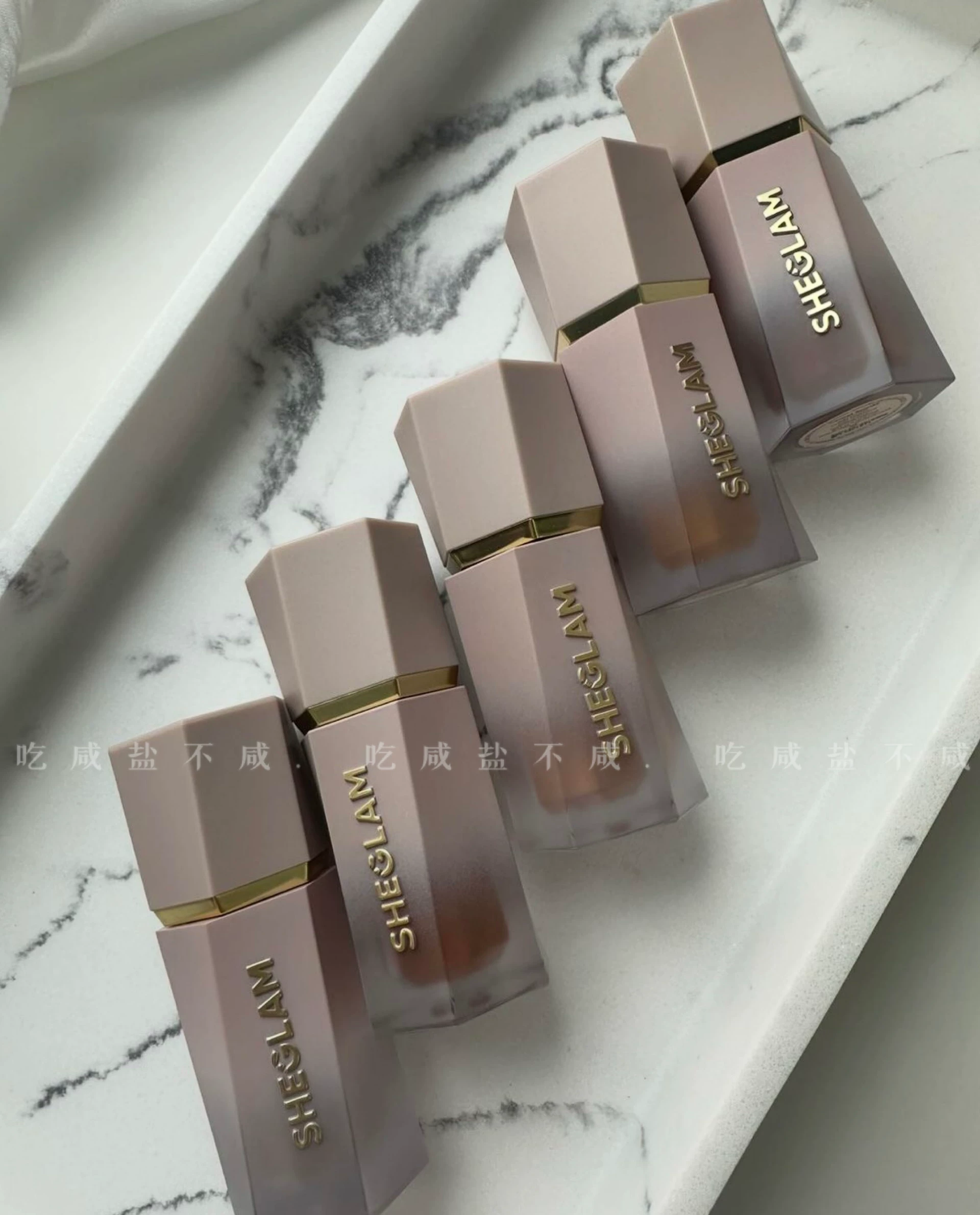 Жидкий контур (SHEGLAM) Soft Tan — водостойкий матовый серо‑корректирующий оттенок с аппликатором