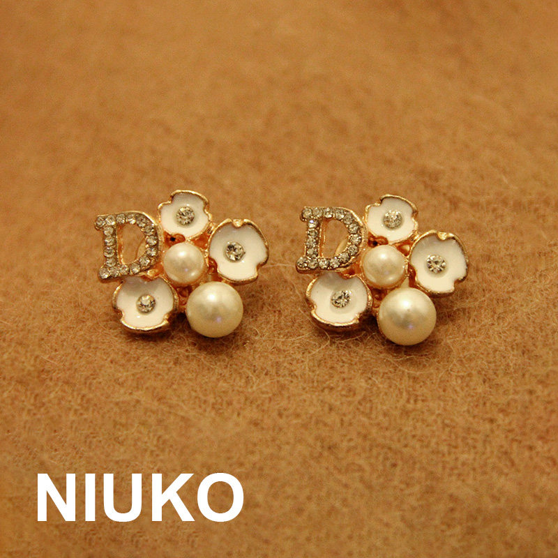 NIUKO Accessories Dot Drilling Small Balsamic Wind D Letter Clothing Accessories Metal DIY Chest Pin Anti-Walking Light Accessories Specialty