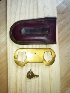 Verschiedenes brandneues inventar an alten messingschlössern und daumenschnallen aus den 60er und 70er jahren. jedes wird mit einem schlüssel und einer treuetasche geliefert!
