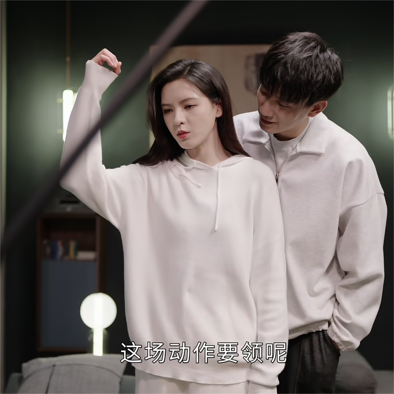 Guess Who I Am: Song Yao and Zhang Yuxi's Same Style Early Autumn Hooded Pullover Sweater, Loose Casual Long-Sleeve Knitted Hoodie Guess Who I Am: Song Yao and Zhang Yuxi's Same Style Early Autumn Hooded Pullover Sweater, Loose Casual Long-Sleeve Knitted Hoodie