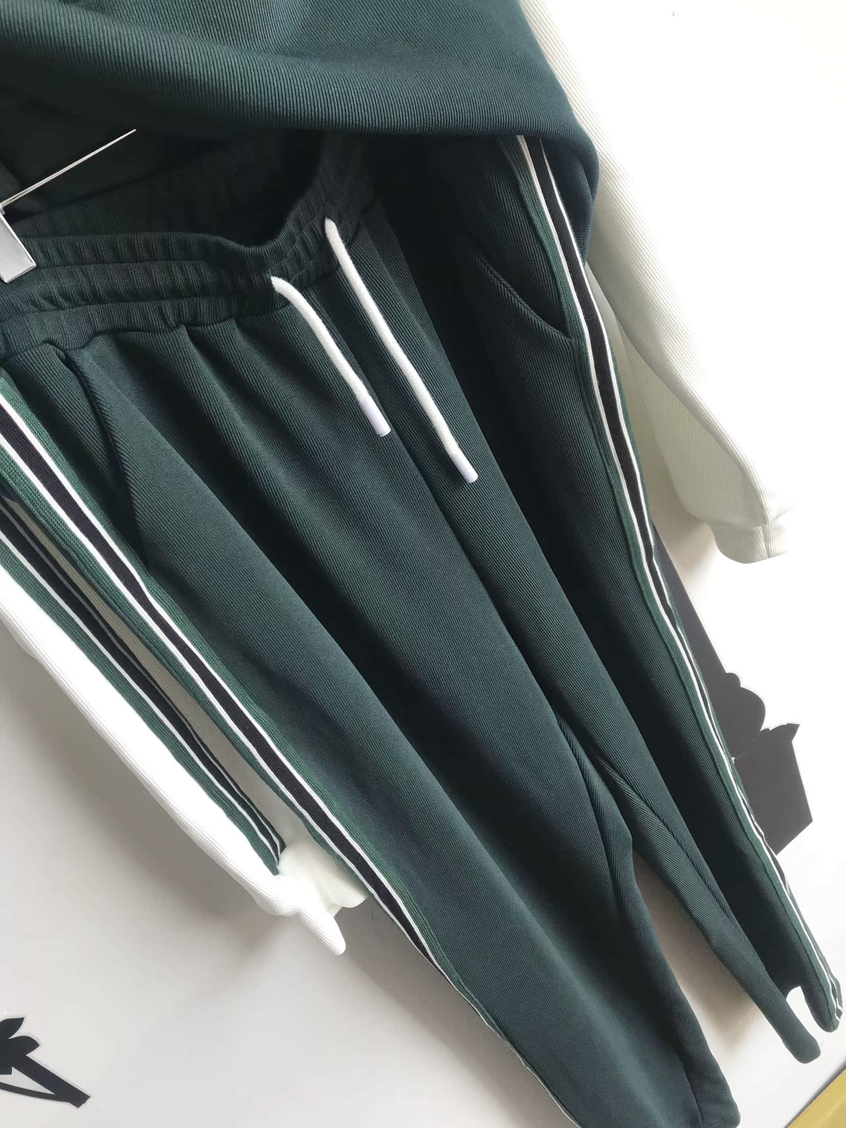 Bộ đồ thể thao cotton giản dị trùm đầu áo len phù hợp với ngôi sao cùng một đoạn áo khoác nữ hàng hiệu
