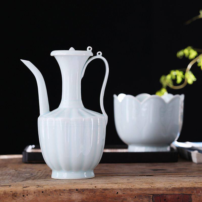 Song Dynasty tea, Song Hutian kiln shadow celadon glaze trumpet with lid