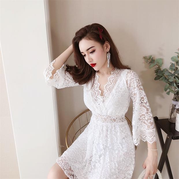 Đêm váy nữ 2018 mùa thu mới sexy mỏng một từ tính khí v- cổ eo siêu cổ tích ren váy váy chữ a ngắn