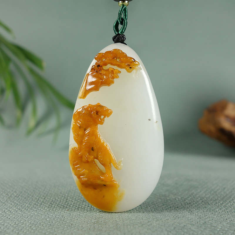 Xinjiang and Tian Yugoat Grease Jade Tiger Tiger Raw Wei Pendant Natural Playfulness of the Mountain Tiger Master Wei has Feng 27 7g