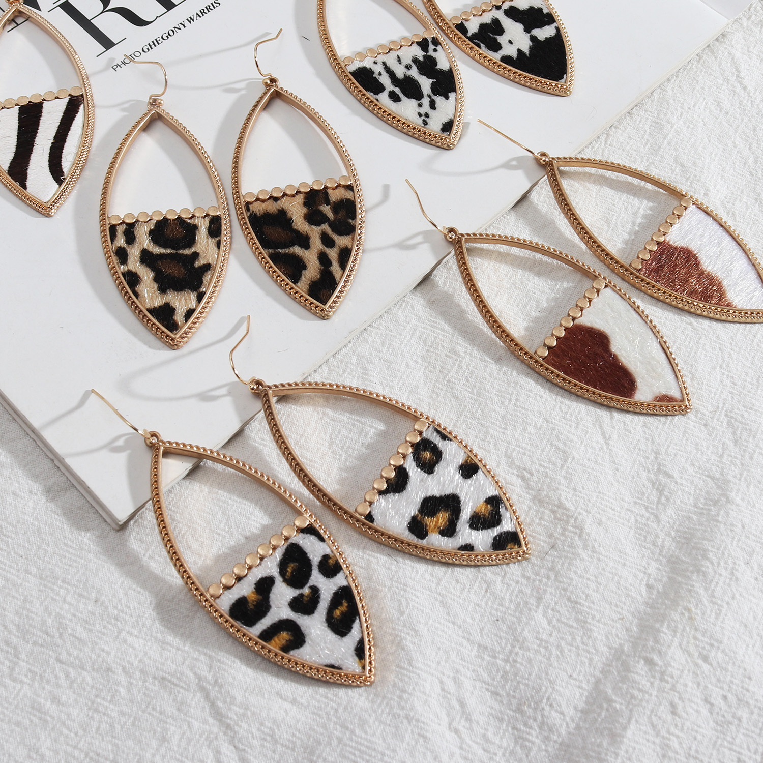 1 Pair Casual Stripe Leopard Alloy Plating Hollow Out Women's Drop Earrings display picture 3