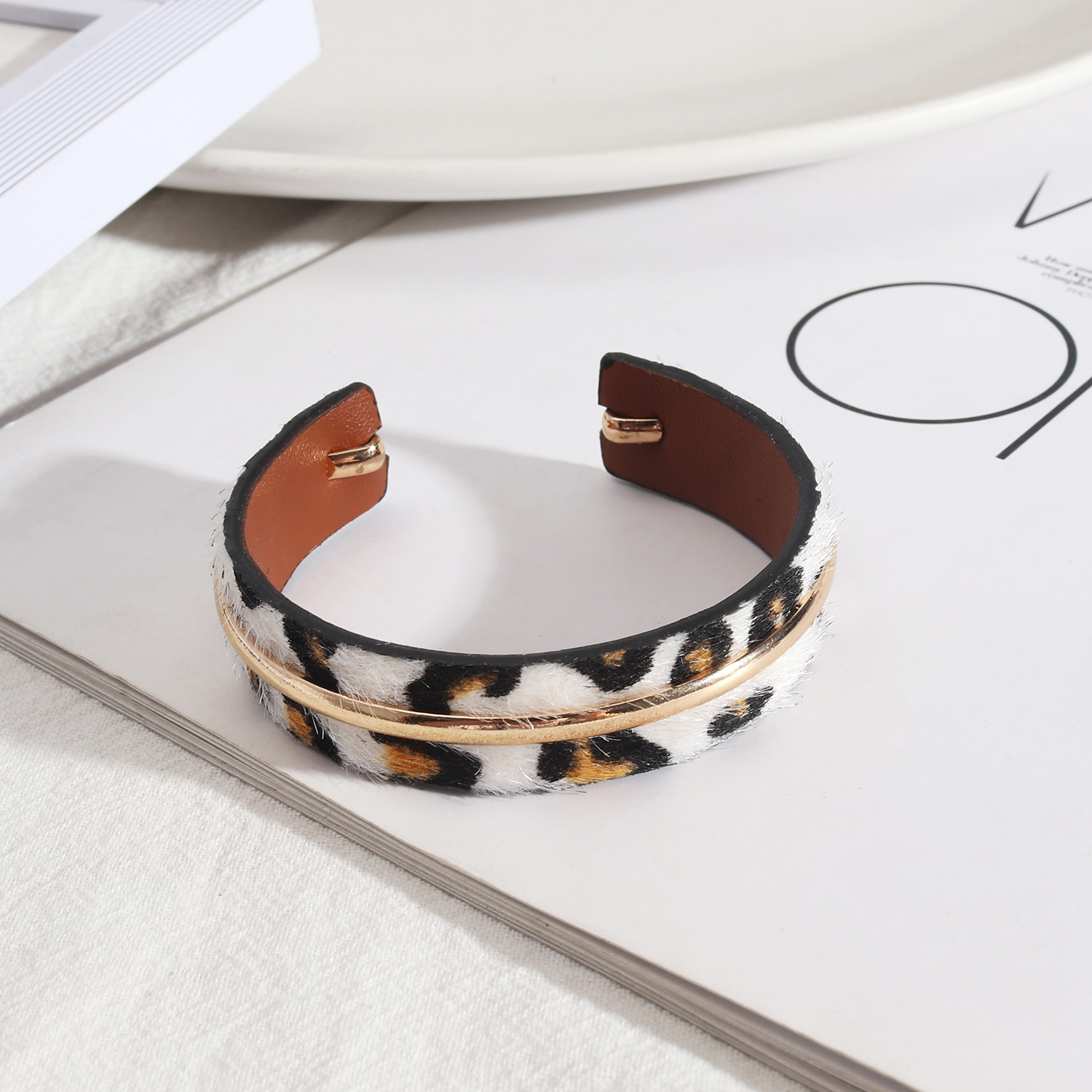 1 Piece Beach Leopard Pu Leather Metal Women's Bangle display picture 5