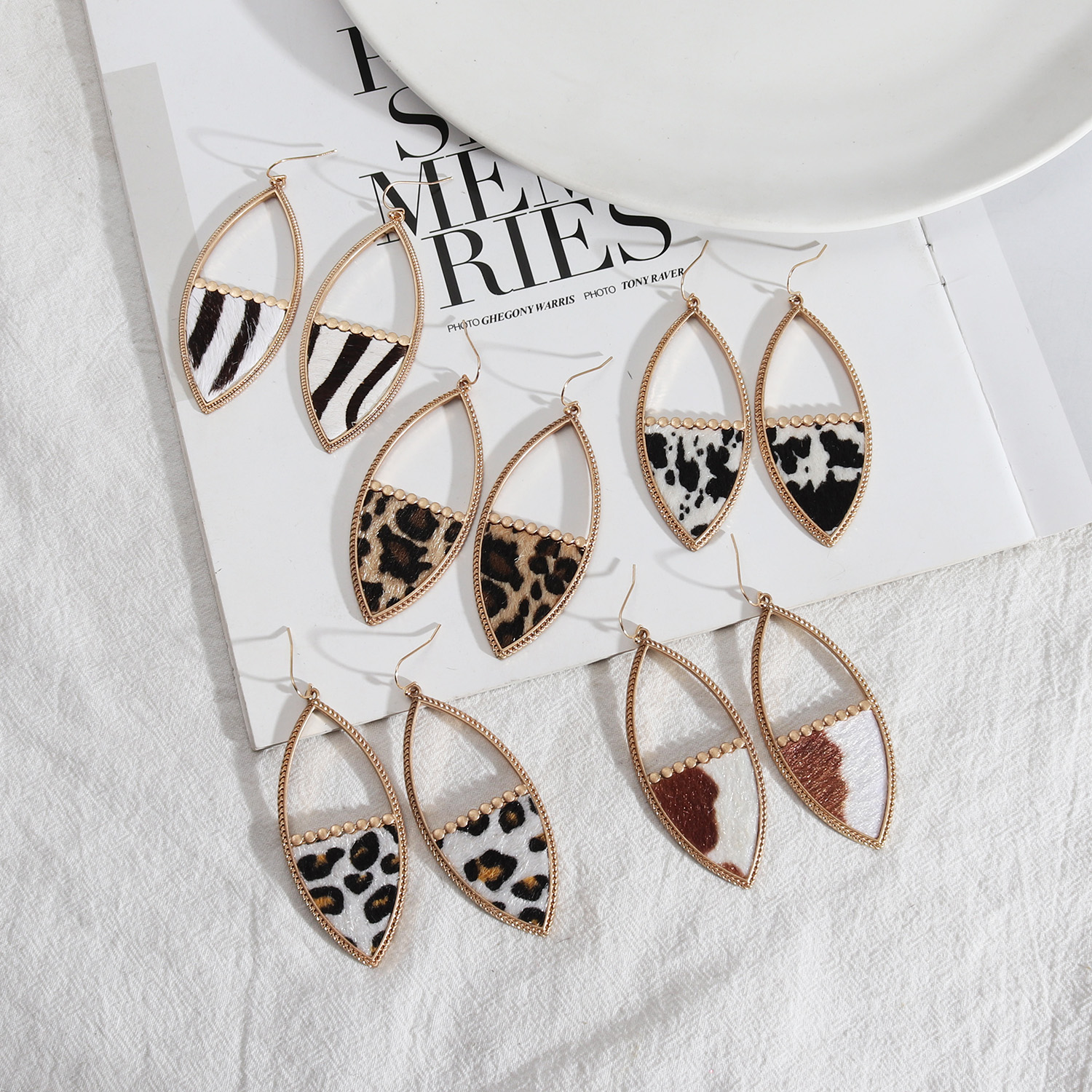 1 Pair Casual Stripe Leopard Alloy Plating Hollow Out Women's Drop Earrings display picture 1