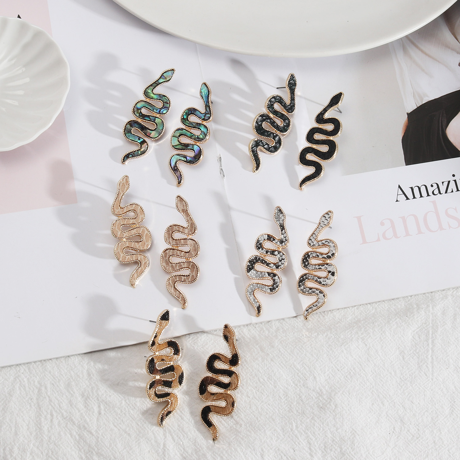 1 Paire Style Vintage Serpent Alliage Incruster Pu Coquille Femmes Boucles D'oreilles display picture 1
