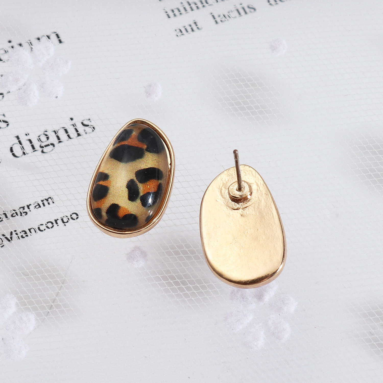 1 Pair Simple Style Oval Leopard Alloy Plating Inlay Shell Women's Ear Studs display picture 3