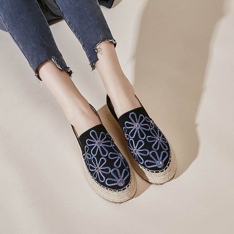 Thick-soled embroidered loafers women's 2022 Korean version spring and autumn leather rhinestone straw woven muffin single shoes slip-on casual shoes