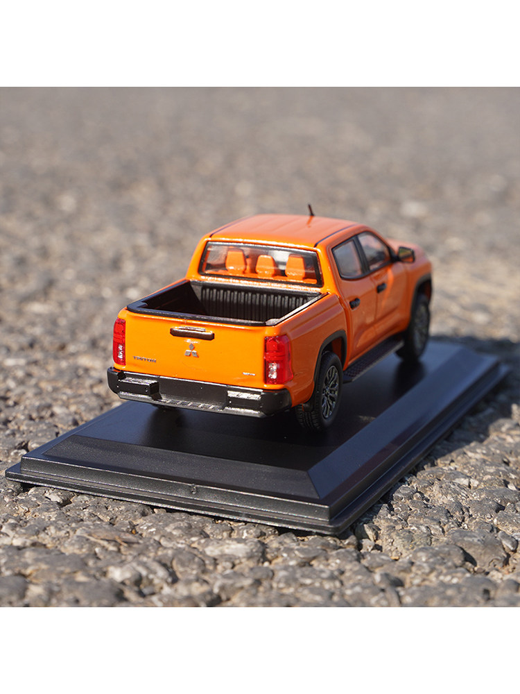 1:43 Original Mitsubishi Pickup Truck Model Mitsubishi All-New Triton Alloy Car Model