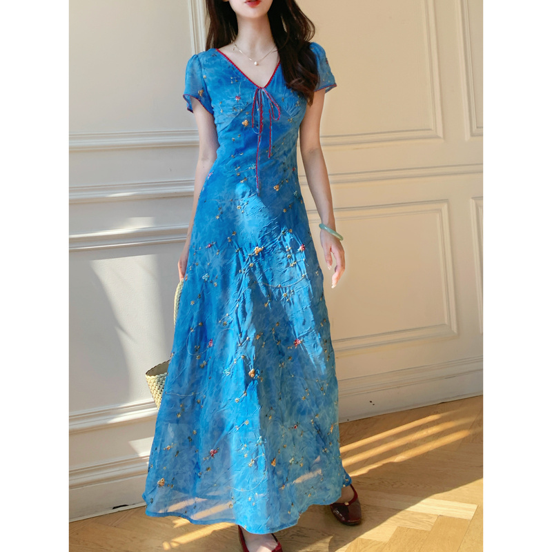 Susu's New Summer French-Style Waist-Cinching Blue Dress with a Flattering Cut, Printed Embroidery, and Short Sleeves