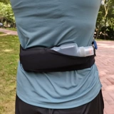 Изогнутая портативная спортивная бутылка для спортзала, невидимый ремень, для бега