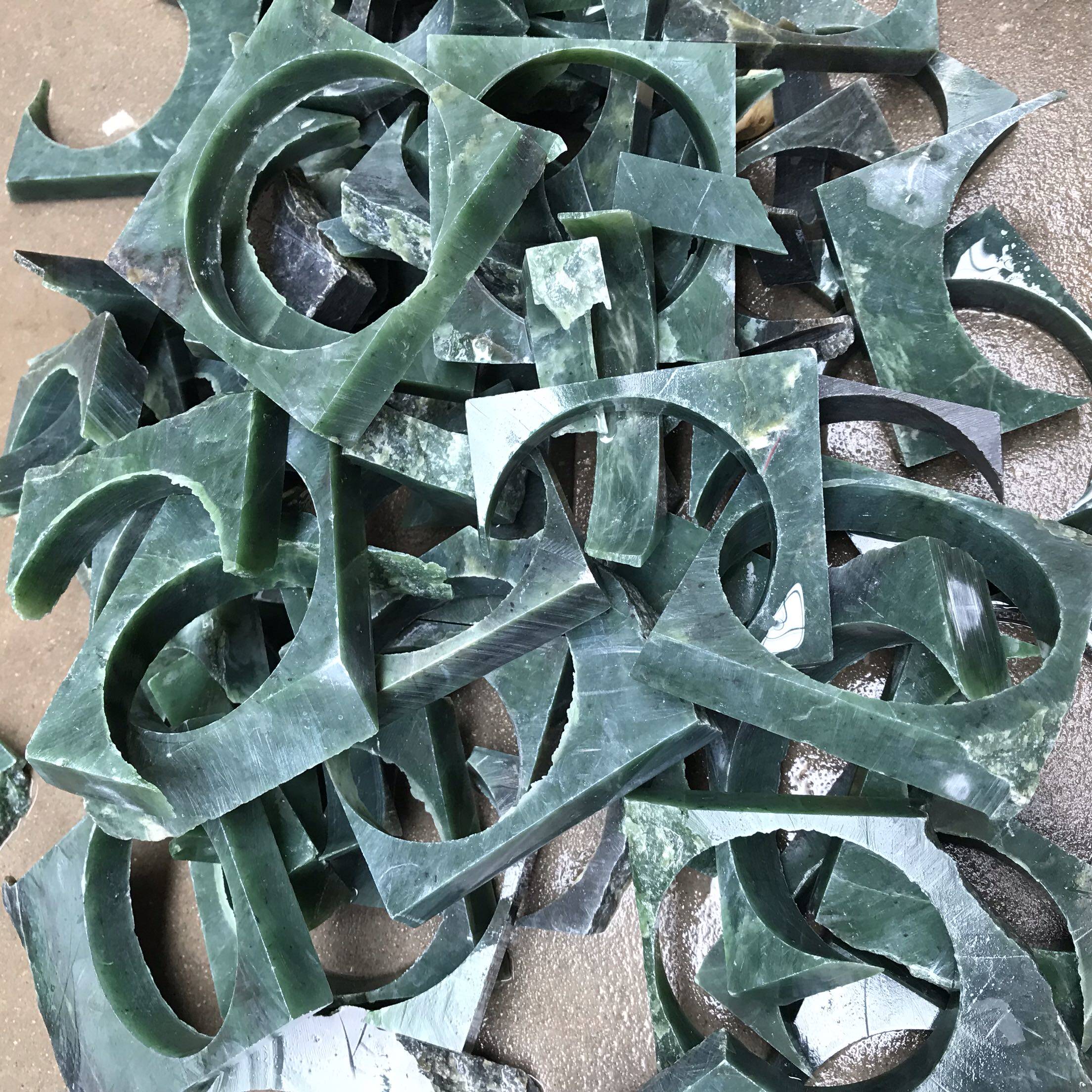 Natural jade and Tian Yu raw jade sculpture under the sculpture of jade rubber in Russian jade