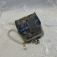 Темно -коричневый подчиняется картине