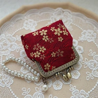 Композиция из красных цветов, согласно изображению