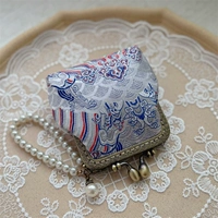 Синие и белые благоприятные облака, согласно картине