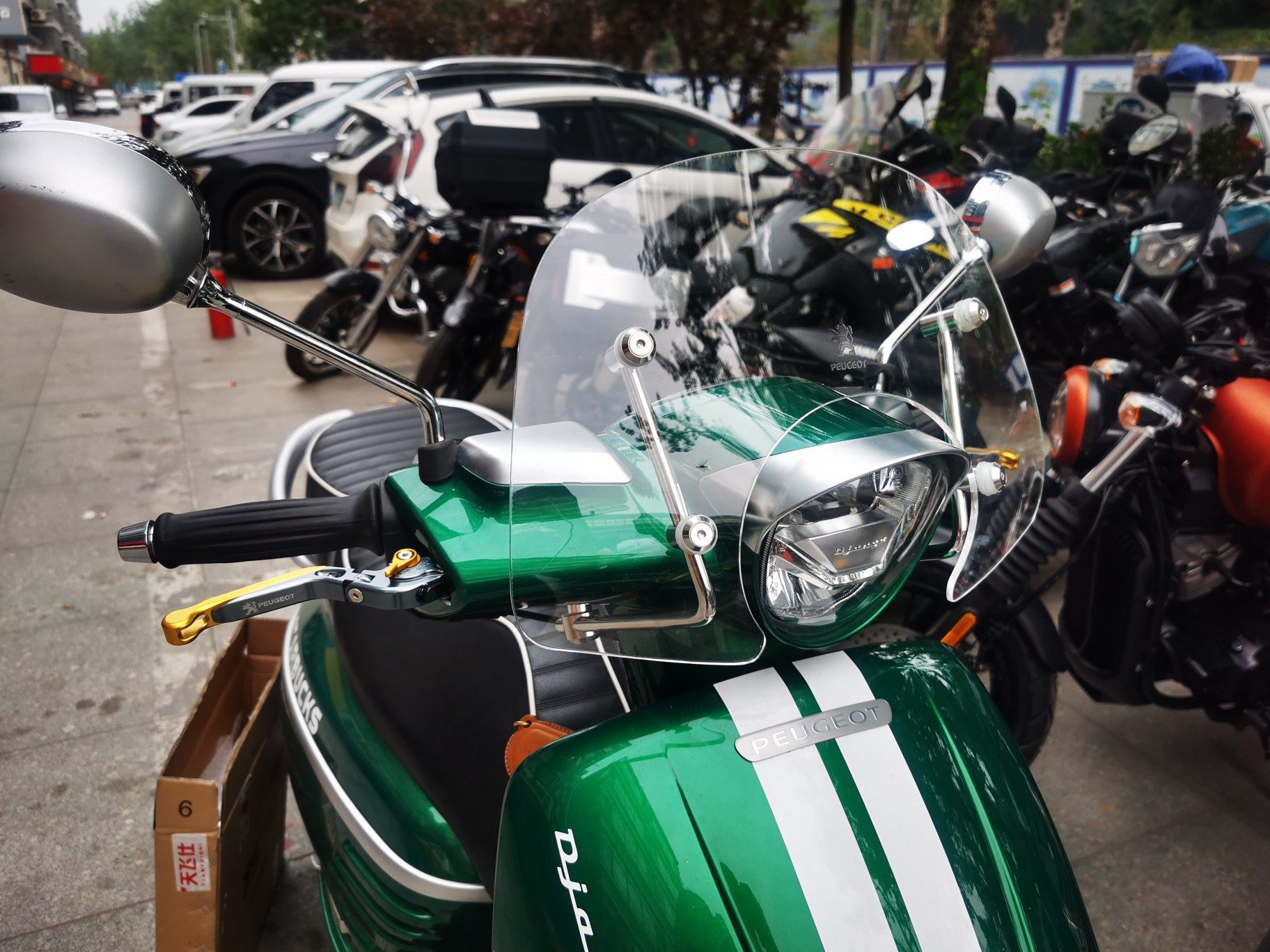 Fess is suitable for Peugeot Django 150 windshield plus high windshield motorcycle modification PC new non-destructive installation