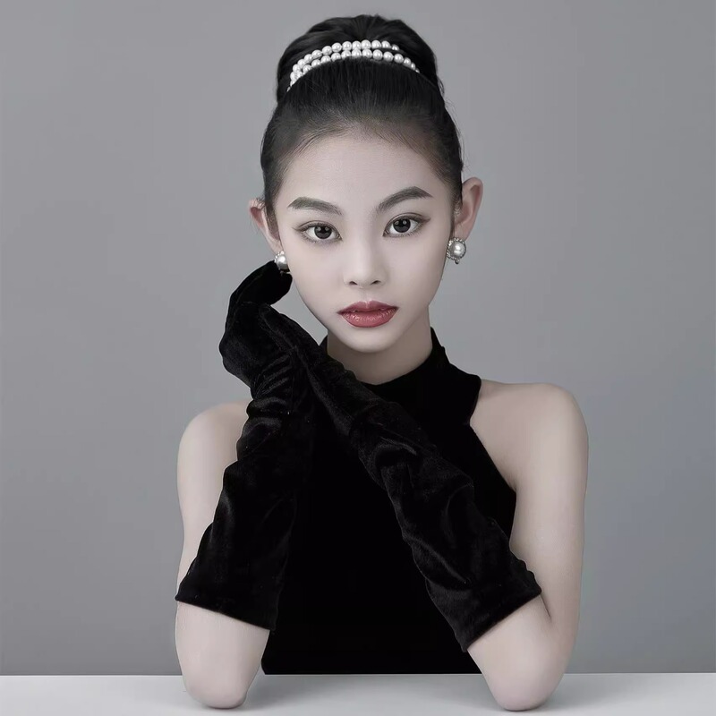Children's Velvet Gloves, Black Retro Hepburn-Style Dress, Satin Performance Photography, Reba-Style Long Arm Sleeves