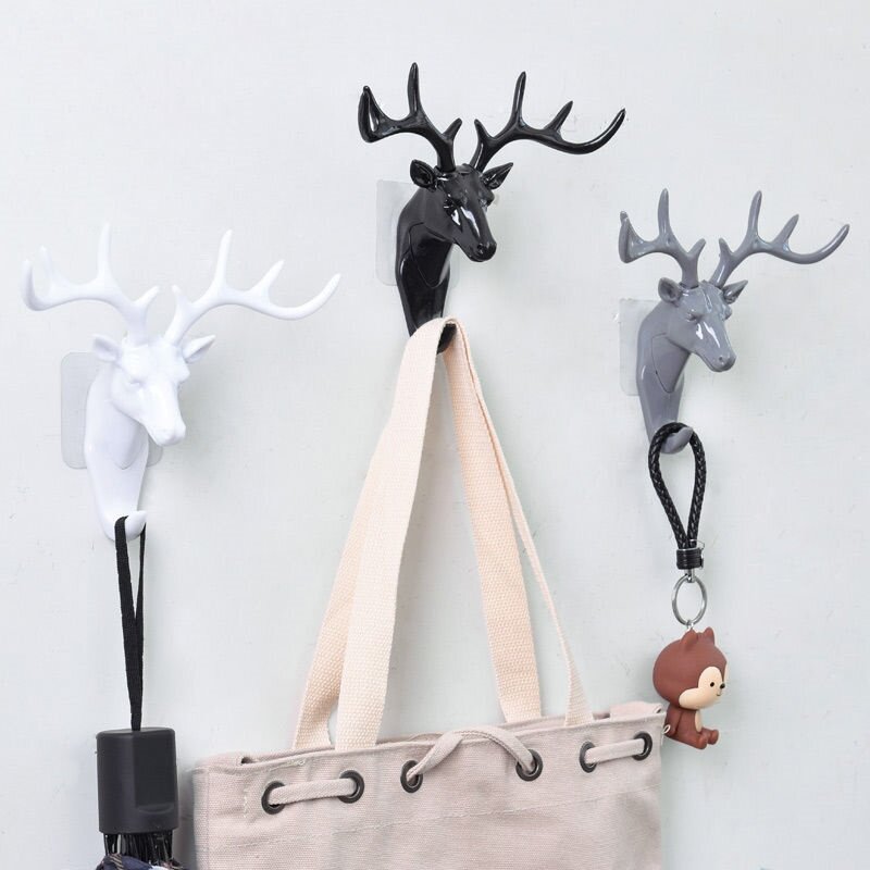 Hanging the wall of the door with a hook on the keyframe hanging on the wall of the door with a punch-free plastic frame