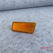 Chrysler 05-10 old 300C front bumper left and right turn signal yellow side light reflective corner light