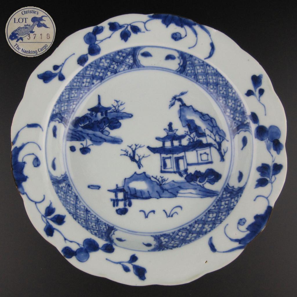 Qing Dynasty Qianlong blue and white alum red gold plate plate plate Christie's Nanjing Hailong porcelain pavilion landscape