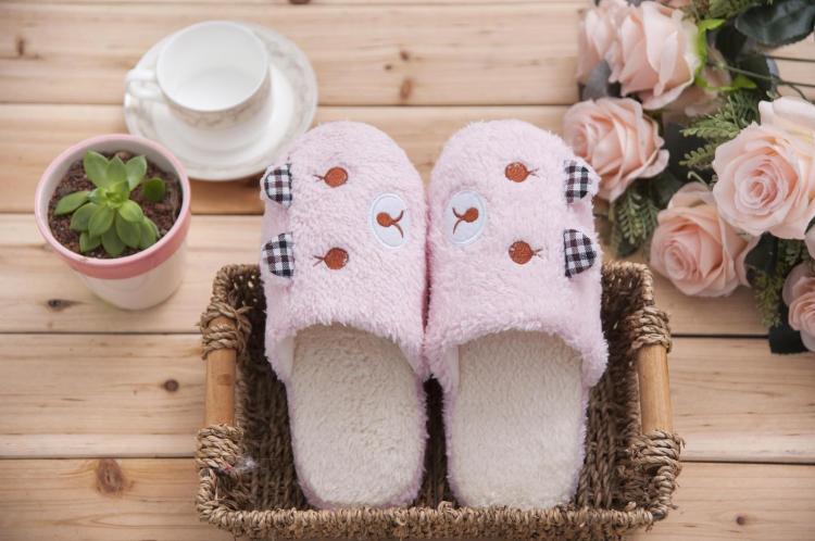 Mùa thu và mùa đông nhỏ dép cotton cotton đôi nam nữ dày đáy chống trượt nhà dễ thương tháng giày nhà ấm lông thú dép sục nữ