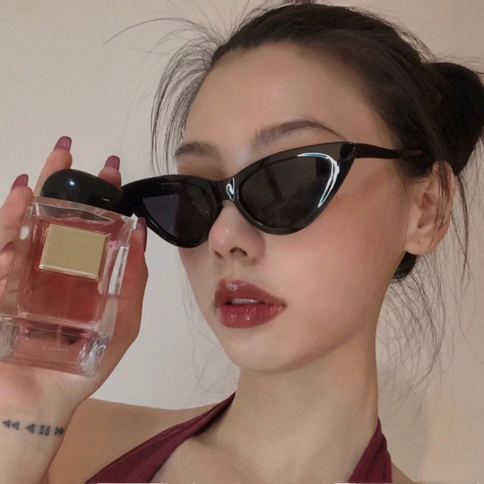 European INS anchor hip-hop dance triangle polarized sunglasses female round face retro web celebrity cat eye sunglasses small face to show thin