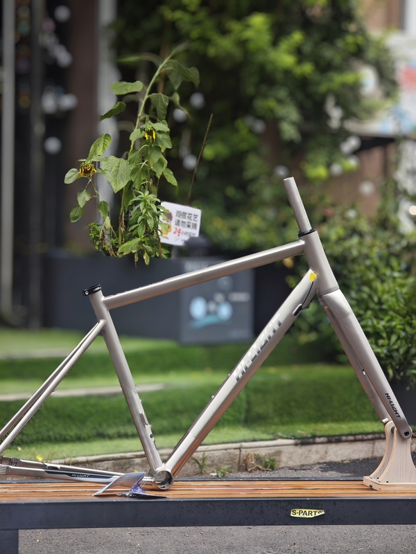 Hi-Light Titanium Alloy Frame R9 Disc Brake Road Bike Frame Titanium Alloy Front Fork Version Hi-Light Titanium Alloy Frame R9 Disc Brake Road Bike Frame Titanium Alloy Front Fork Version