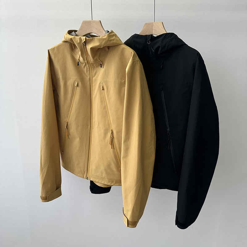 Hot Item ~ High-End Three-In-One Outdoor Lightweight Windproof and Waterproof Mountaineering Jacket, Softshell Jacket, Hooded Sports Short Jacket