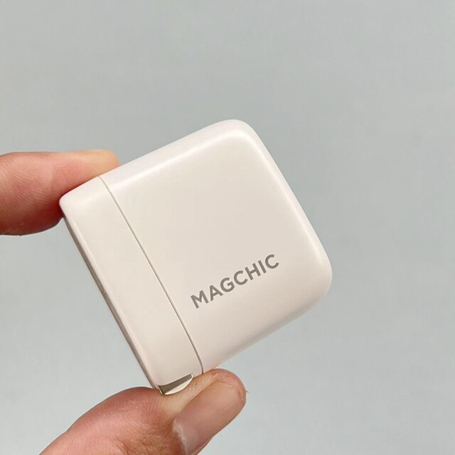 Magchic Light Magnetic Original Pd30W Gallium Nitride (Gan) Fast Charging Head 1A1C Dual-Port Charging Head Suitable for Apple 11 12 13 14 15 16 Xiaomi Samsung Huawei Mobile Phones and Tablets