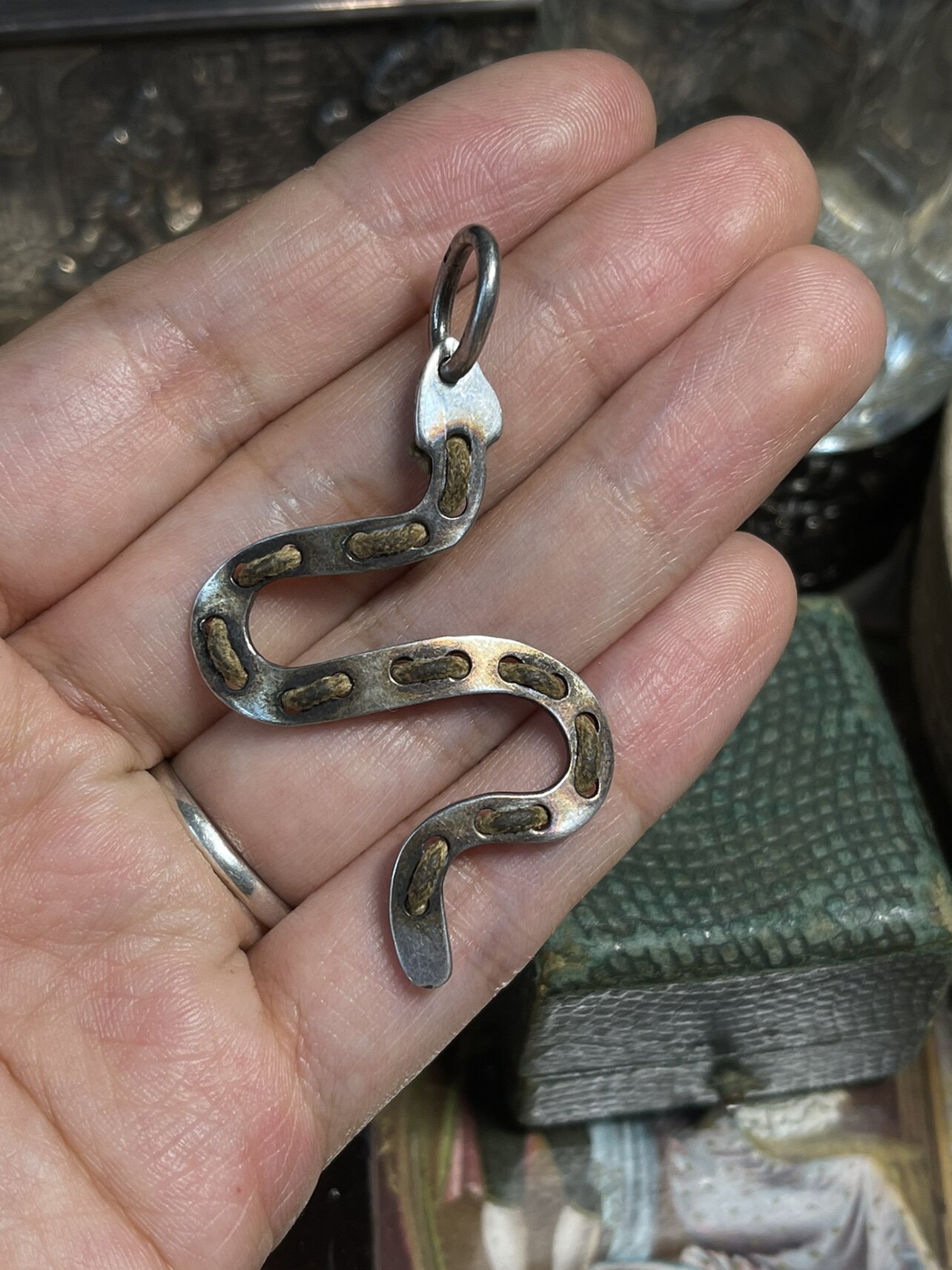 银饰吊坠 俏皮可爱的性感小蛇蛇通体925银吊坠 手工制作皮绳卡通银吊坠 Pasttimes