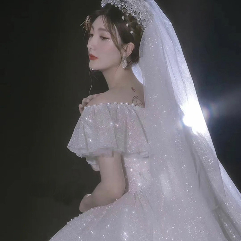 Light wedding dress 2022 new bride one word shoulder large trailing luxury high-end main yarn palace wind cover arm large size