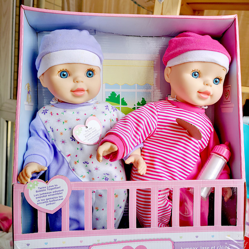 Posing as a family wine emulation doll girl feeding twins vocalsThe mom and dad will cry and soothe the toys