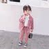 Cô gái mùa xuân quần áo phù hợp với cô gái phù hợp với mùa xuân mới 2020 và mùa thu Hàn Quốc phiên bản của chiếc áo khoác trẻ em dài. 