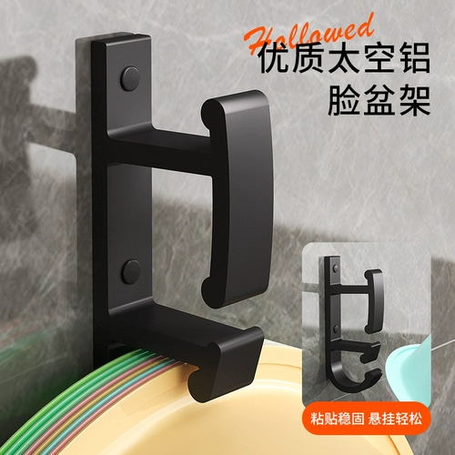 Полка ванной комнаты свободна от удара по ванной