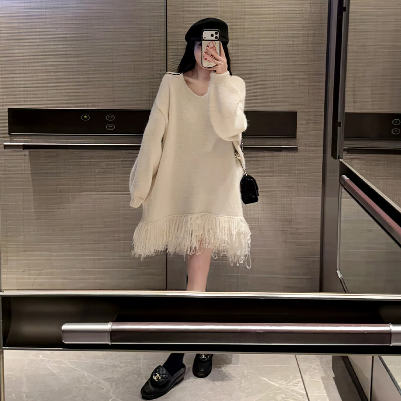 Atmospheric White V-Neck Sweater Dress for Women, New Autumn Style, Lazy Style Design, Tassel Loose-Fitting Trendy Dress