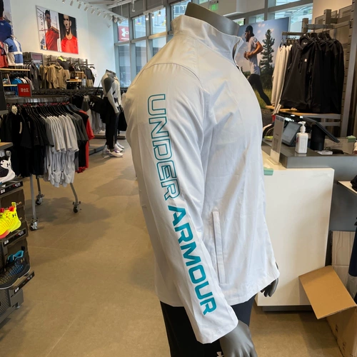 И дождевые мужчины, управляющие фитнесом быстро -наряжающейся водяной спортивной курткой 1369342