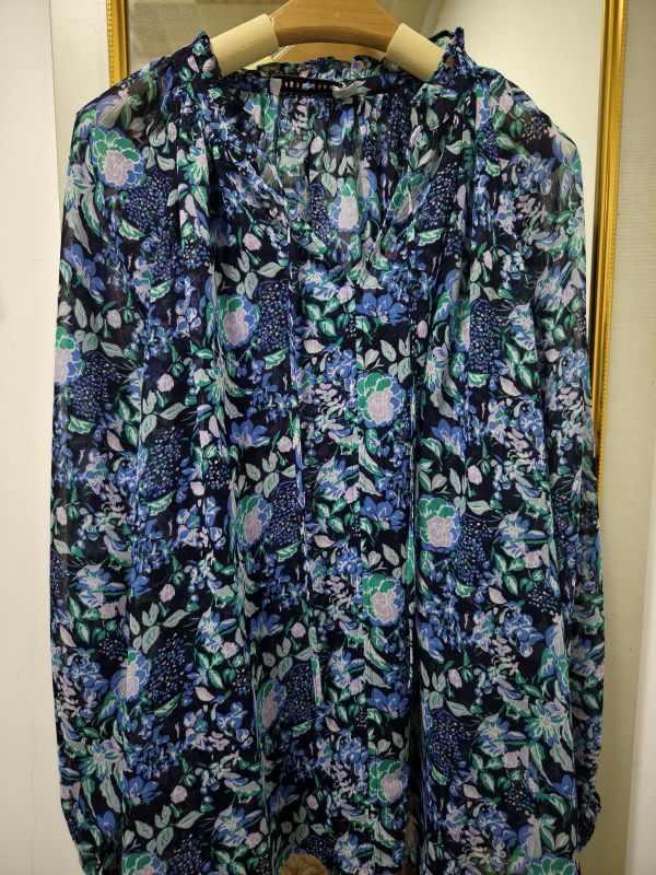 Australian Brand Sport* Tail Single Printed Pullover Small V Neck Printed Shirt for Women with Cut Label