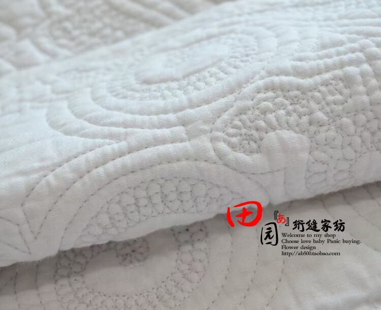 Phong cách và thanh lịch của tòa án châu Âu bông trắng thêu bông trải giường bao gồm ba bộ điều hòa bông drap nệm
