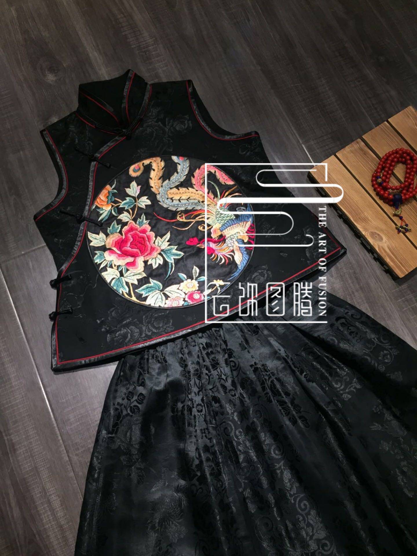 Cloud decoration totem original design women's horse clip vest hand embroidered new embroidered Phoenix peony old satin horse clip pan shoulder