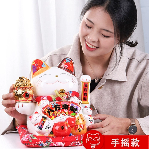 Джи Маттанг пожимает руки и набирает кошек и кошек.