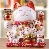 Джи Маттанг пожимает руки и набирает кошек и кошек.