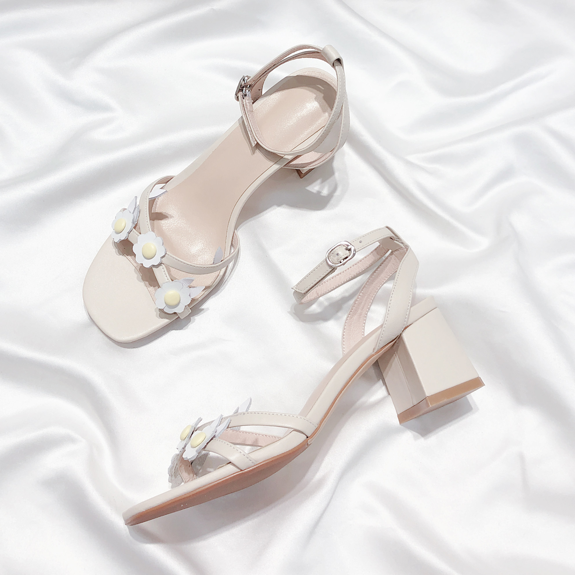 Senyu Haixiang 2022 summer new one word with leather flowers and two wearing straps fairy thick high-heeled sandals