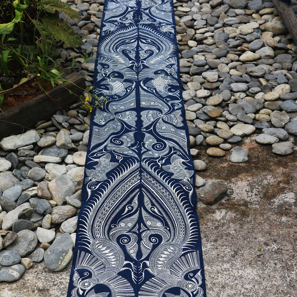 Leaning mountain people Qiandongnan Handicraft Handicrafts Grass Wood Dyeing Blue Dyeing Table Flag Tea Mat Handmade Cloth Fry Long 200cm